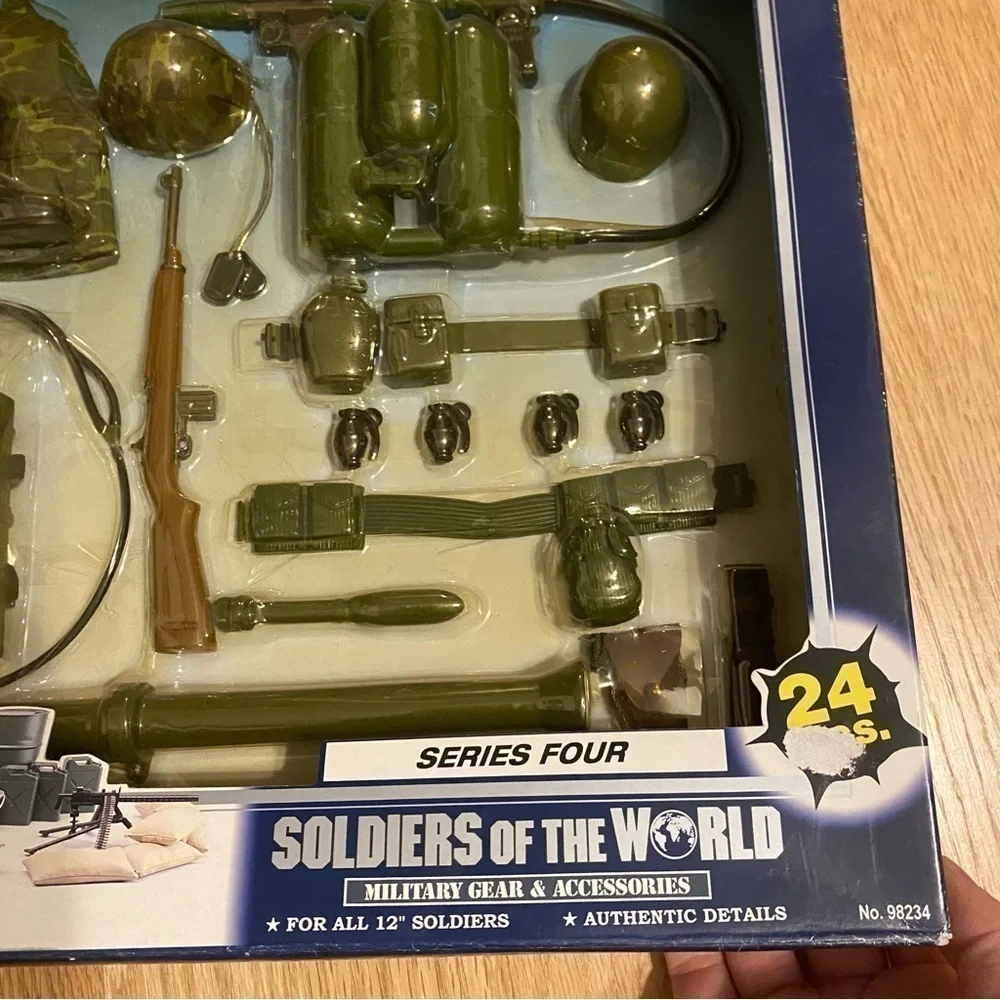 Vintage Soldiers of the World Series Four Deluxe Weapons & Accessories Set NEW